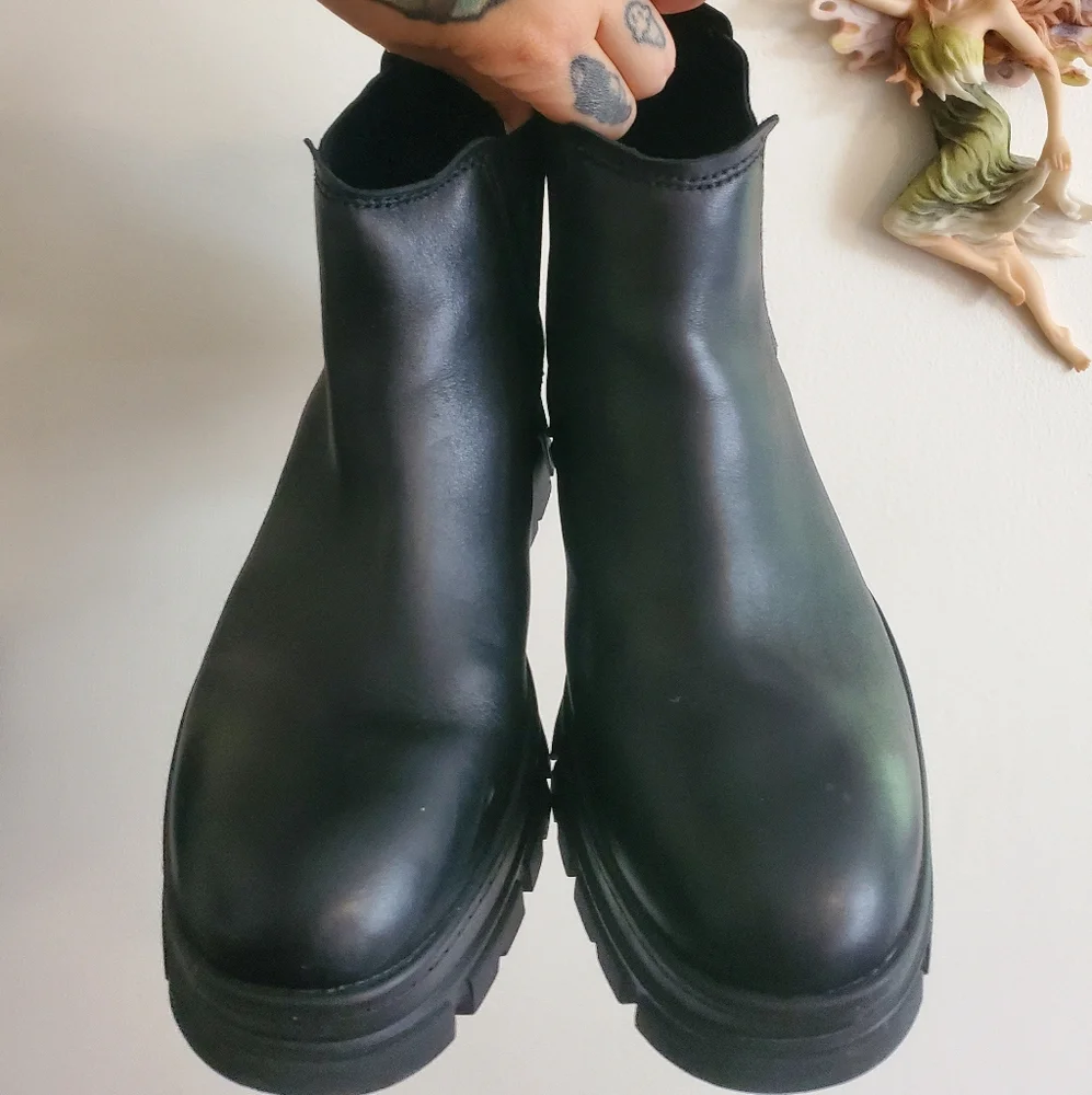 Chelsea Boot - Picture 2 of 5